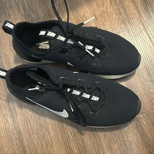 Women’s Size 8 Nike black and white